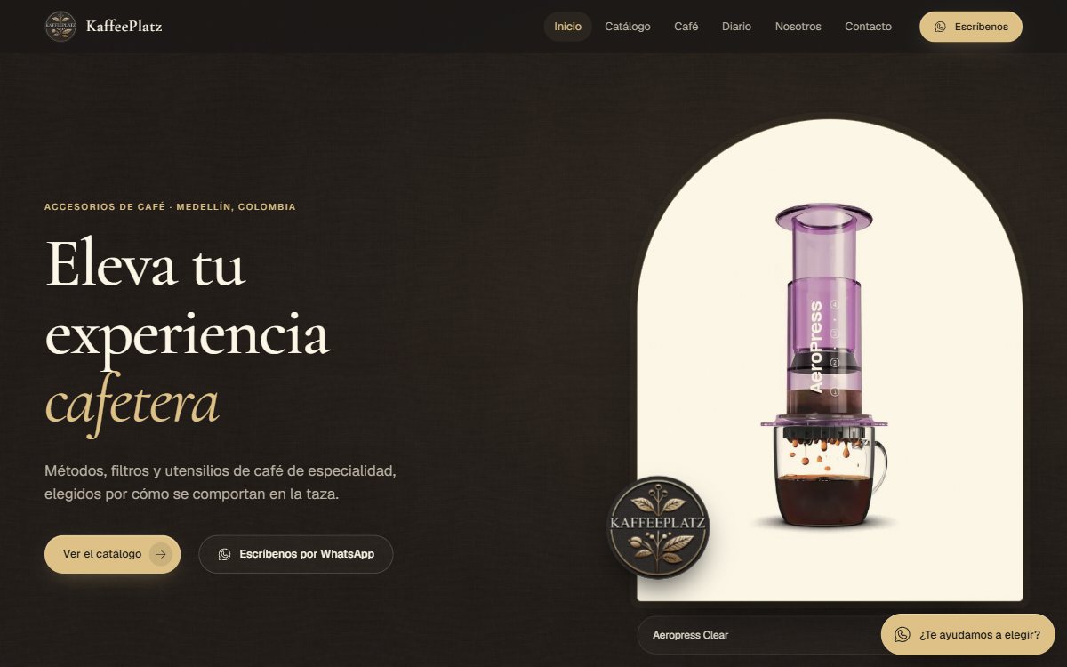 Portada del sitio de KaffeePlatz: una AeroPress sobre fondo crema, junto al titular «Eleva tu experiencia cafetera»